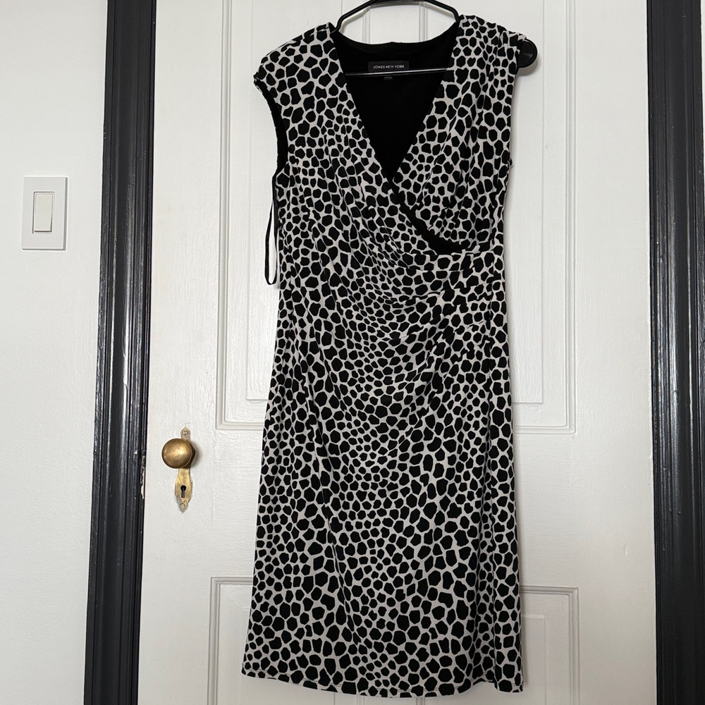 Jones New York Elegant Black Garment